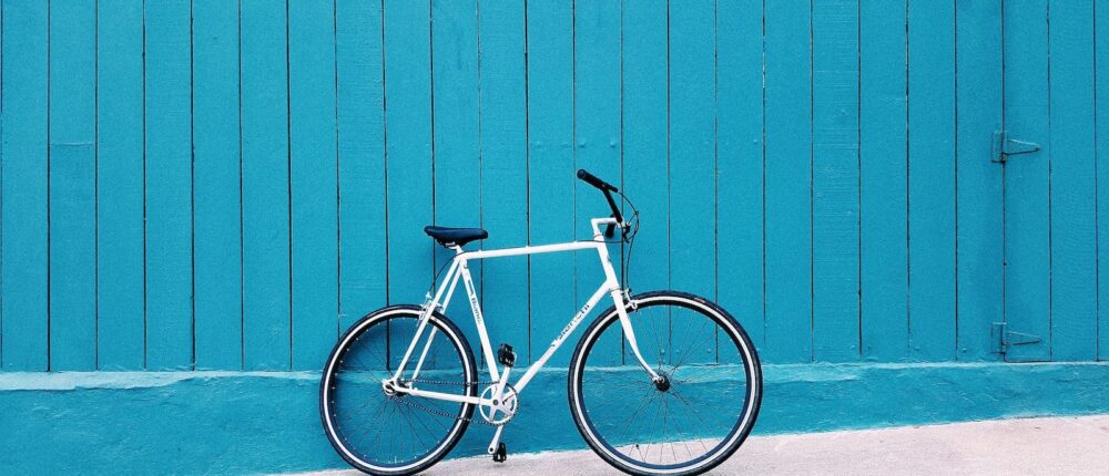 vélo sur porte bleue