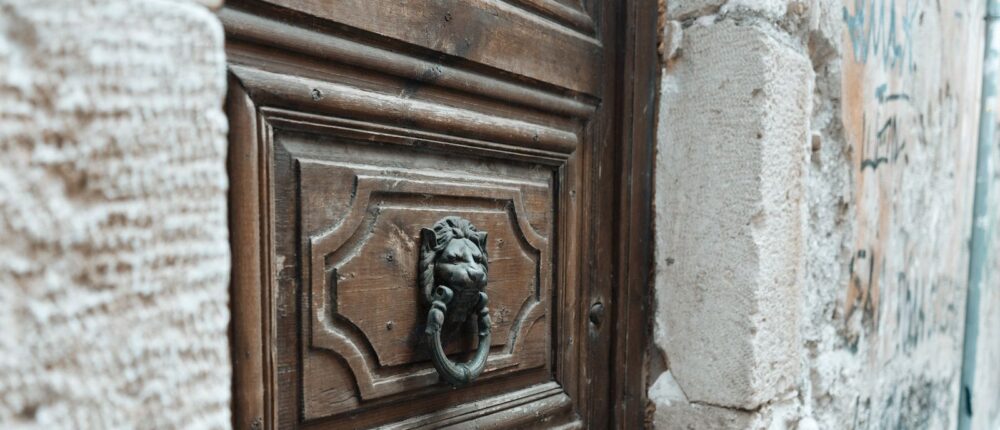 a close up of a door handle on a wooden door